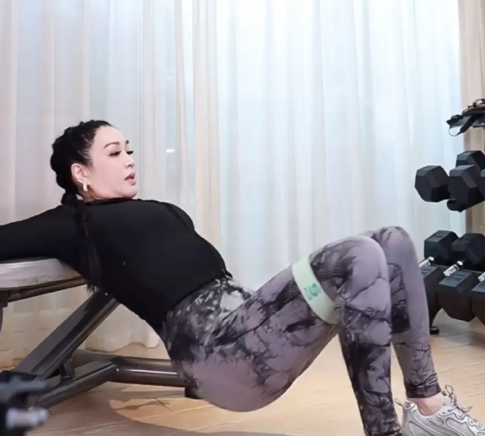 55岁钟丽缇和43岁张伦硕现身机场！钟丽缇素颜好苍老，俩人像母子