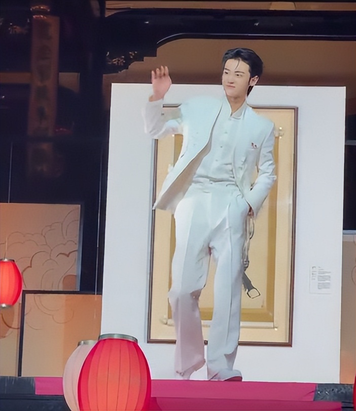 成都这一夜，王玉雯真空，佘诗曼穿深V，却被虎背熊腰的小咖抢镜