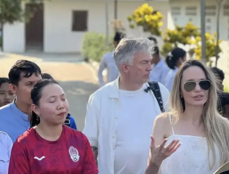 好莱坞巨星安吉丽娜朱莉现身柬埔寨，网友却热议：看这脸不像本人