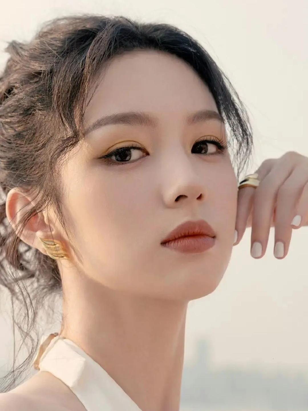 周也挂脖镂空白裙，清冷女神