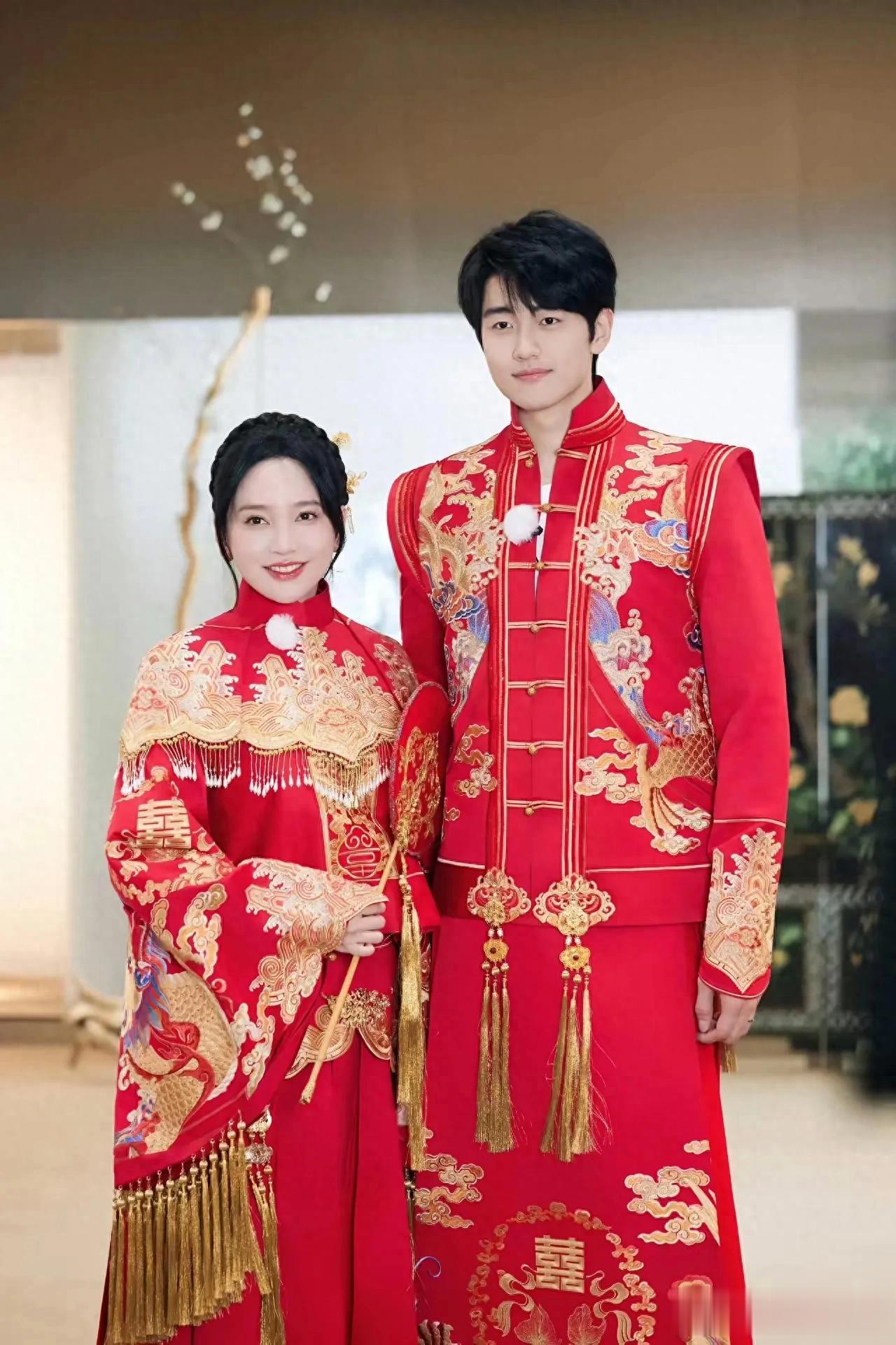 金莎晒结婚五金两根金钗一只金镯一条罗盘项链还有一个没看出来
