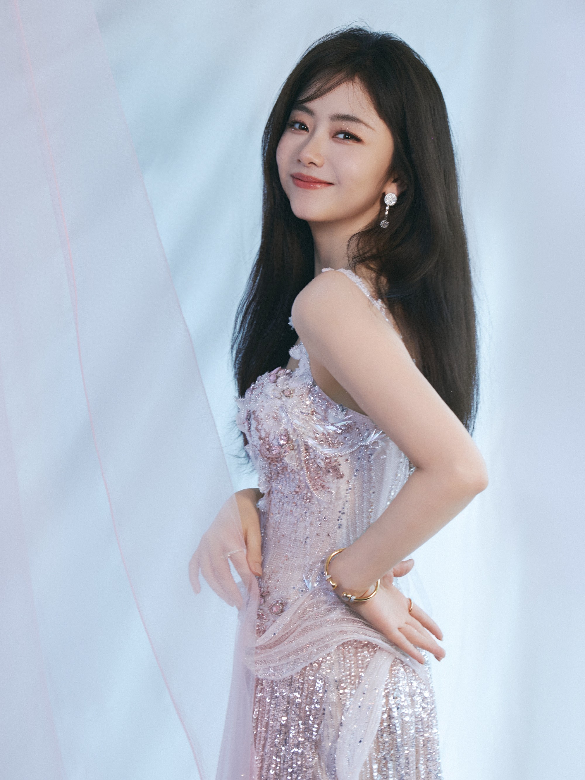 谭松韵：“妹感姐”的完美诠释，甜软与气场并存！