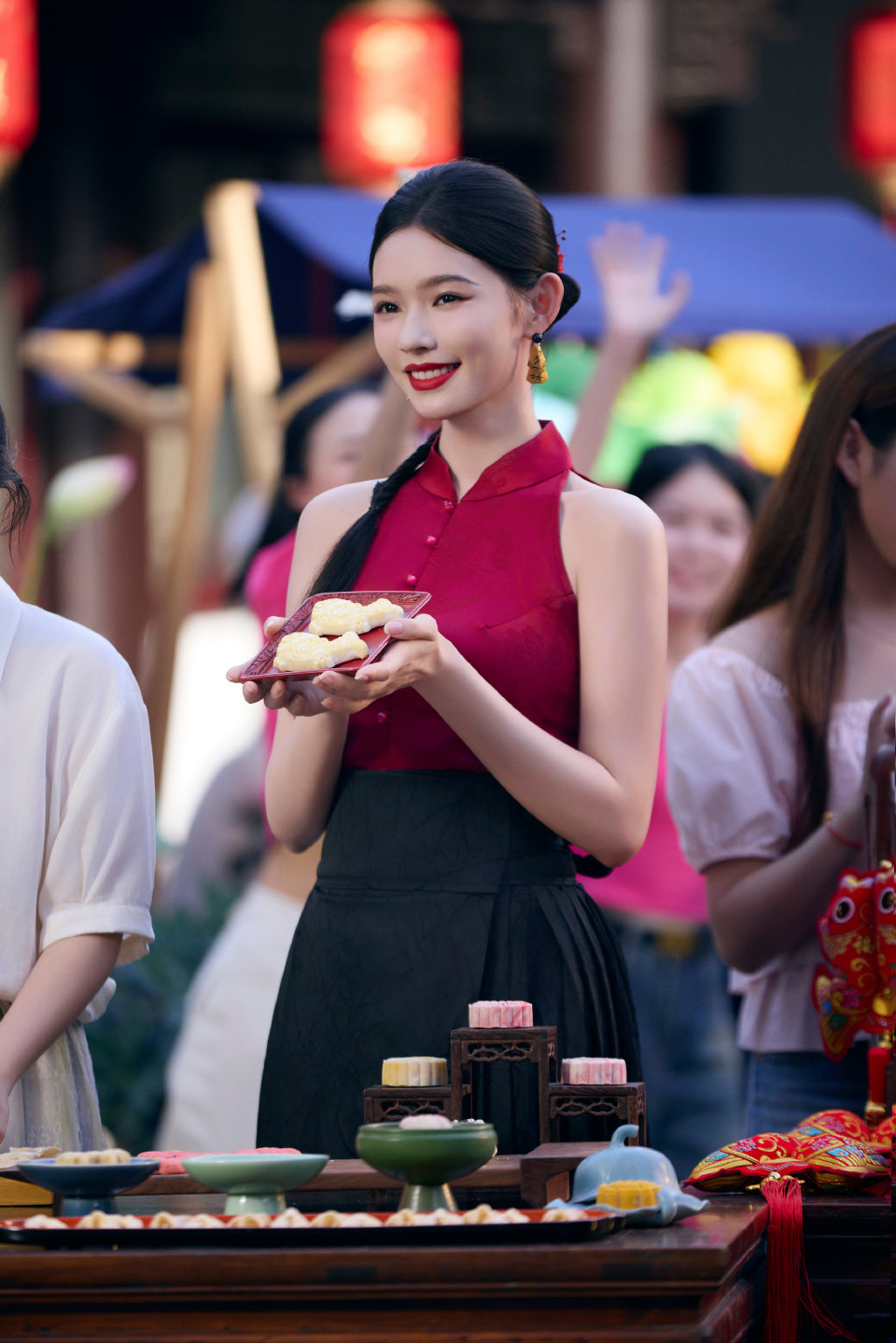 林允 新中式红黑套装太美了