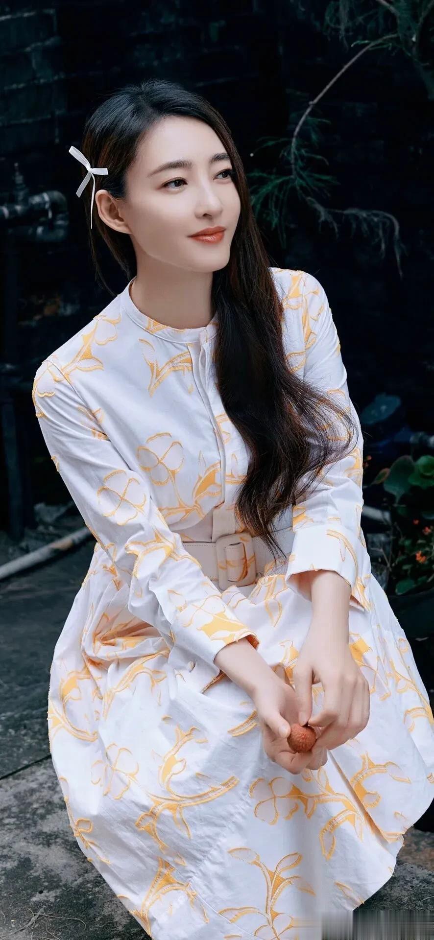 王丽坤写真鉴赏｜素白裙装，藏着最动人的气质。