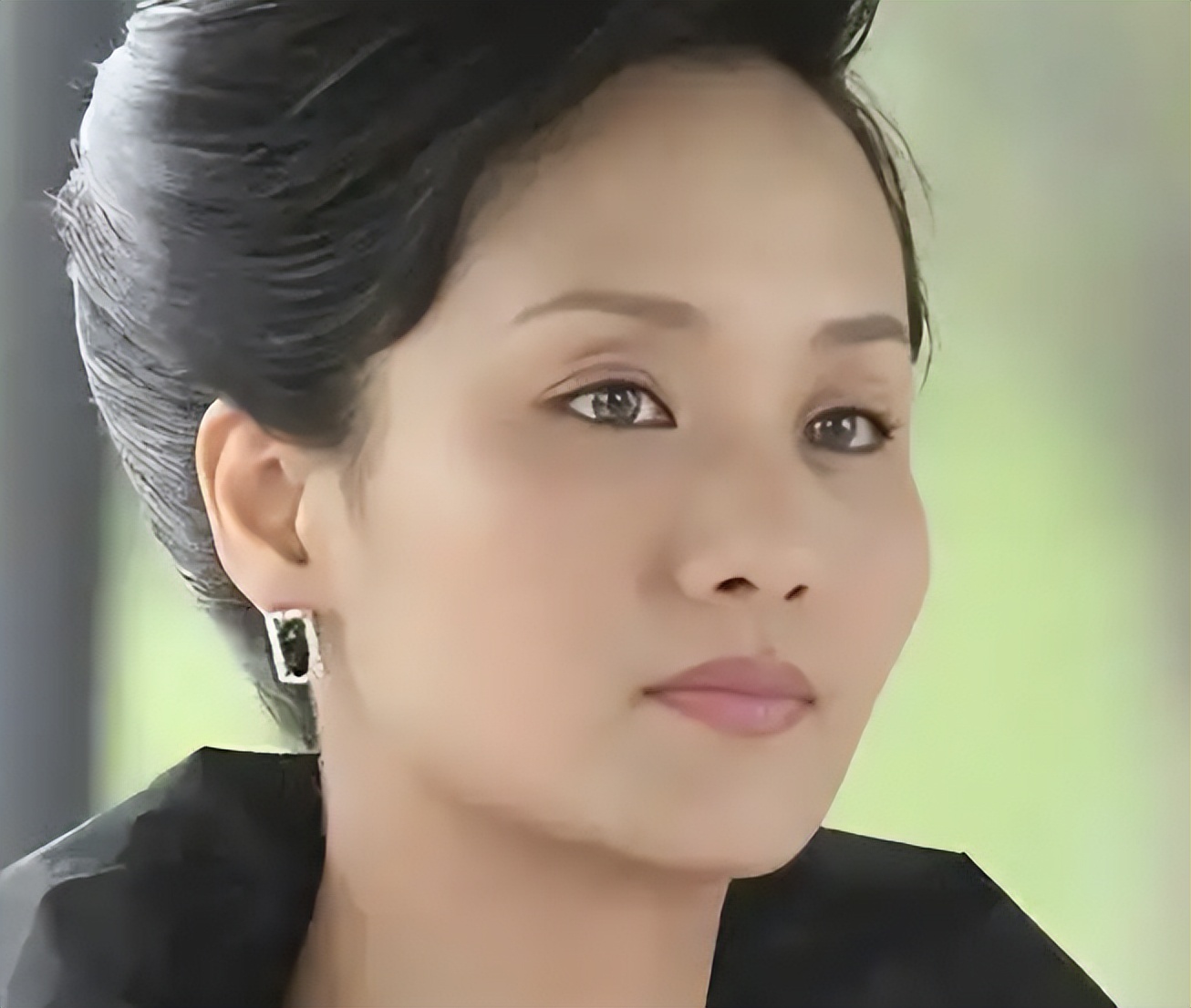 57岁李颖仍风韵犹存，婚姻至今成迷，如今和母亲住上海豪宅