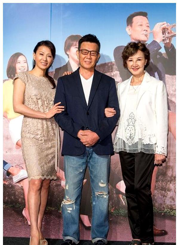 她知三当三，和有妇之夫生活近30年，如今带娃定居美国生活很潇洒