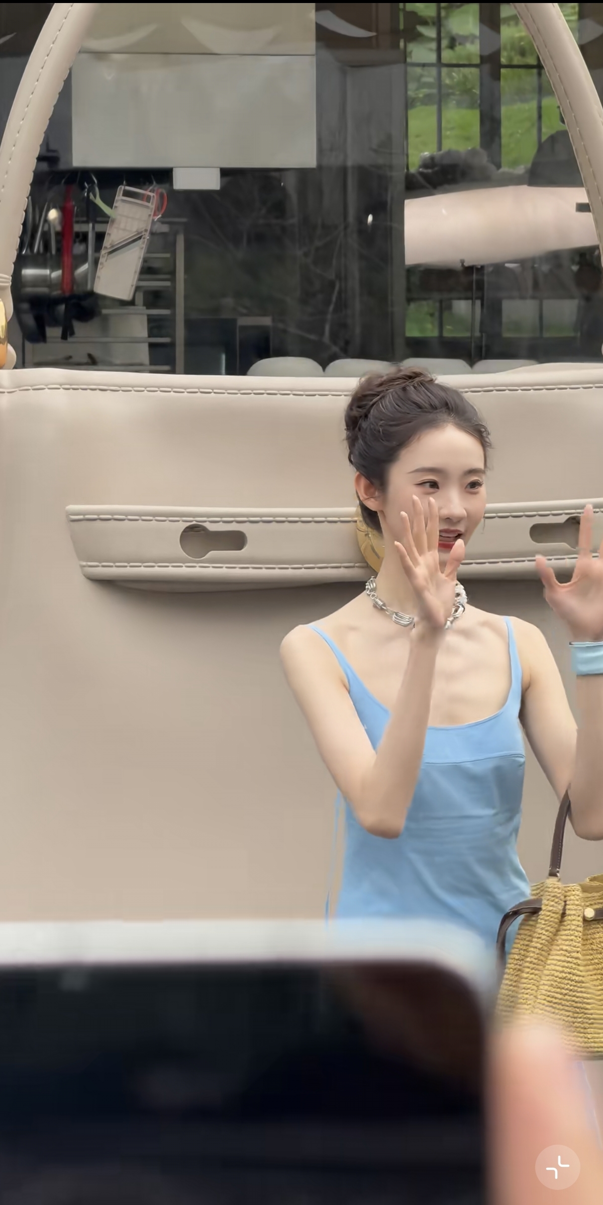 好白呀！张艺凡线下活动，一袭淡蓝色长裙好瘦，还可可爱爱的比心