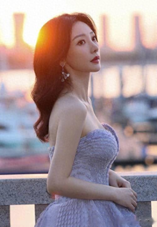 柳岩的骨架很小,肉感十足但一点都不壮,反而显得很娇小