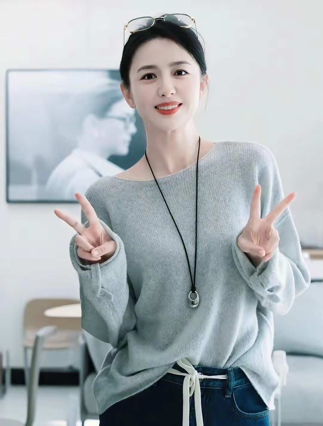 佟丽娅身穿糖果绿毛衣搭配牛仔裤，真清新减龄啊