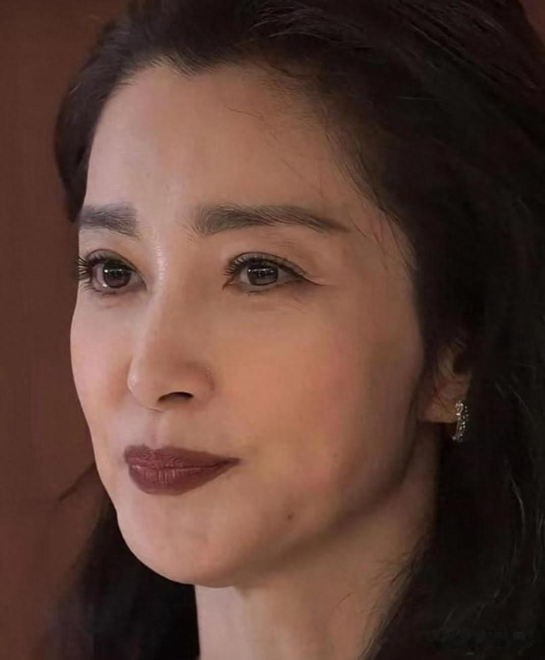 李冰冰51岁大变样！取出假体，融掉玻尿酸，彻底放弃医美 重回自然