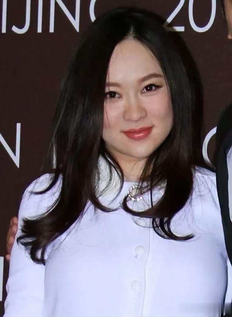 交际花、拒认女儿？45岁“豪门阔太”霍思燕，从不像表面那样简单