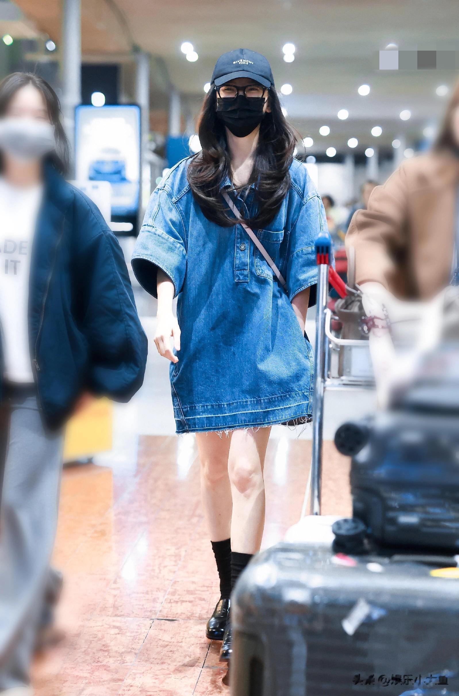 章若楠出发巴黎时装周，宽松的上衣搭配波浪发，大长腿又白又嫩