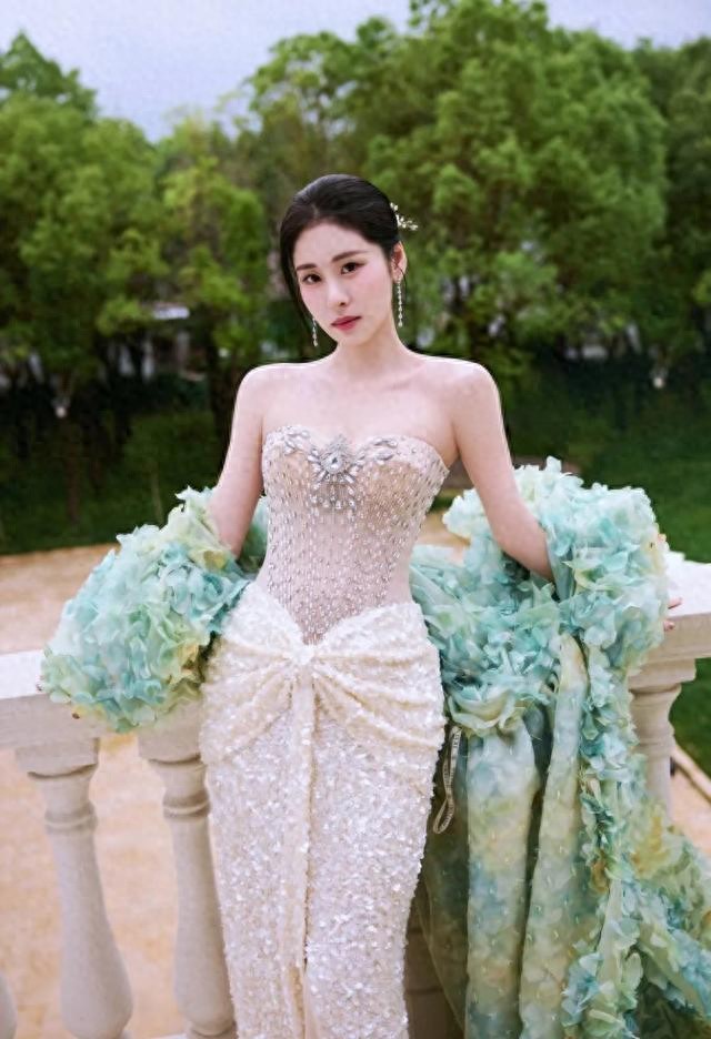 张碧晨|紧身胸衣式礼服妆容精致又大气
