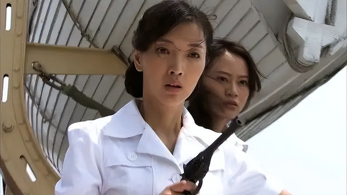 原来他们是两口子，相差20岁，丈夫是导演，为妻子量身定做女主角