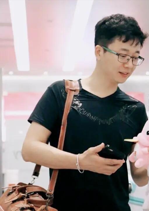 让我们将时光倒回上世纪九十年代初，彼时的刘奕君尚未启用现名，本名刘岷