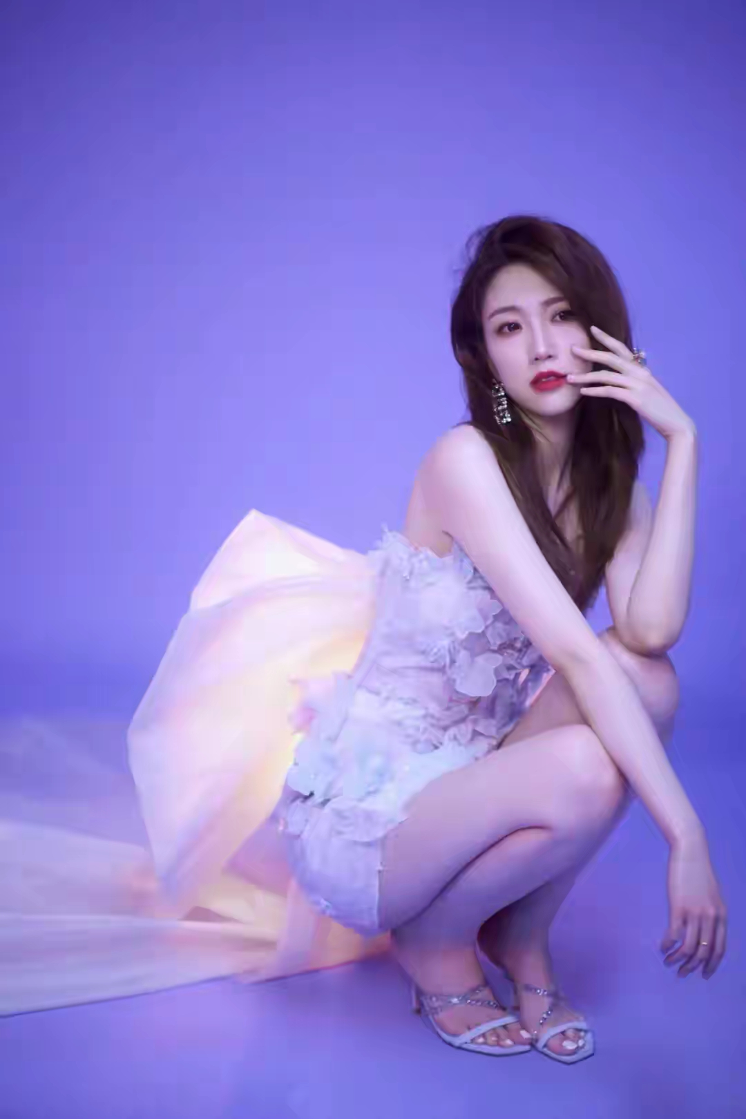 张纯烨 高跟连衣裙秀美腿