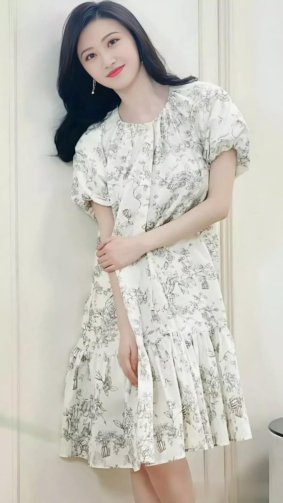 景甜写真鉴赏｜香槟色钻饰抹胸裙，温柔又有气场