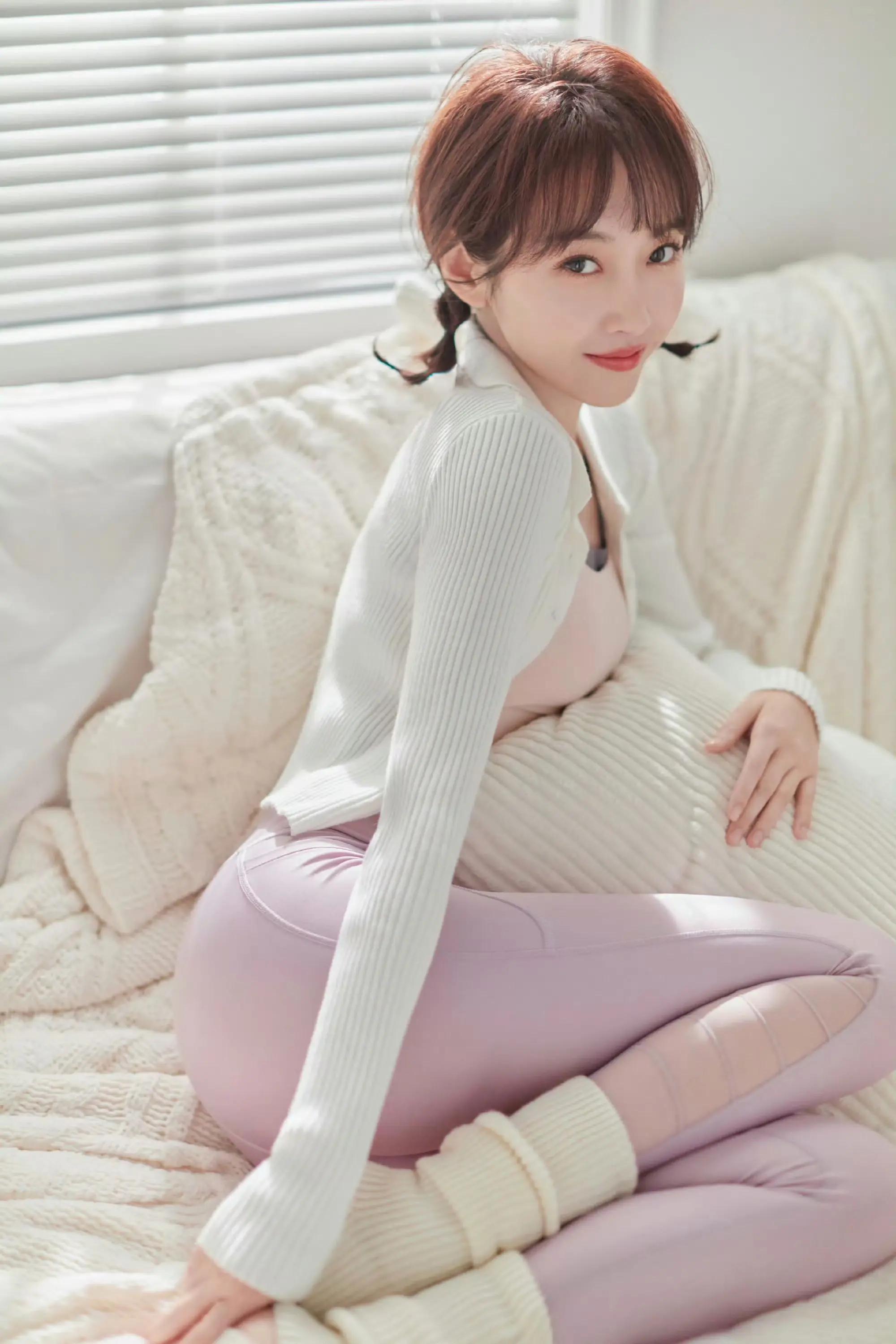 居家粉色瑜伽运动服饰的宣璐，少女感满满