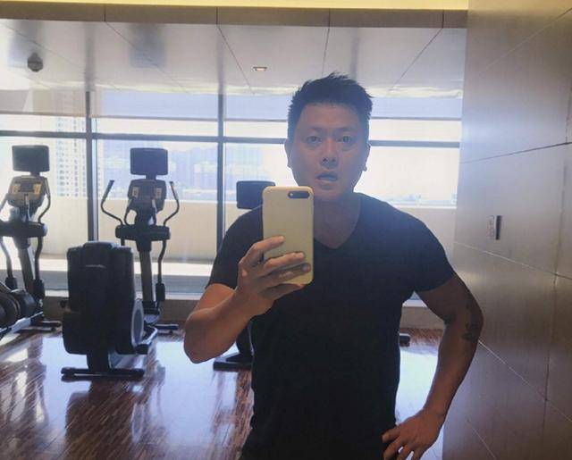 恭喜！香港知名男星新恋情曝光，离婚后承诺为女儿终身不娶