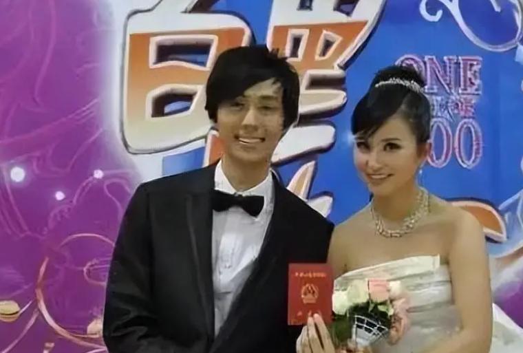 她曾是上海著名主持，和富商离婚后沦落当网红，38岁独自带娃生活
