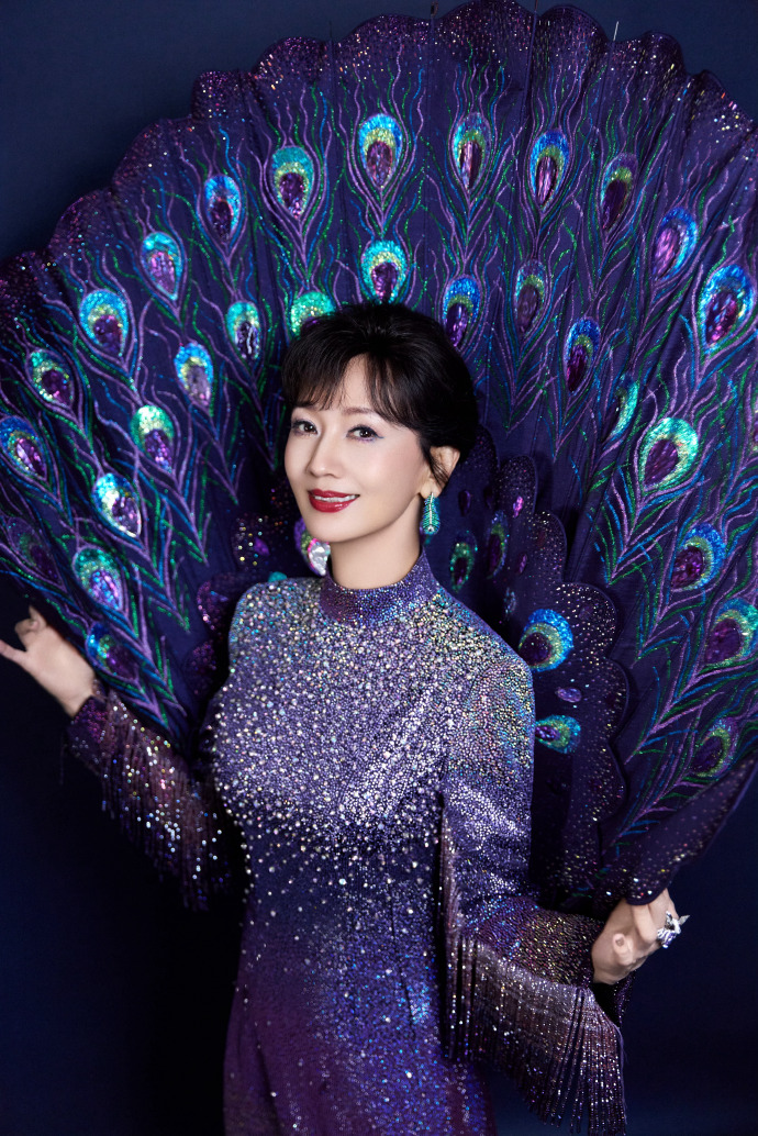 赵雅芝老婆今日穿着紫色鎏金裙，成熟女性的温婉和贵气拉满