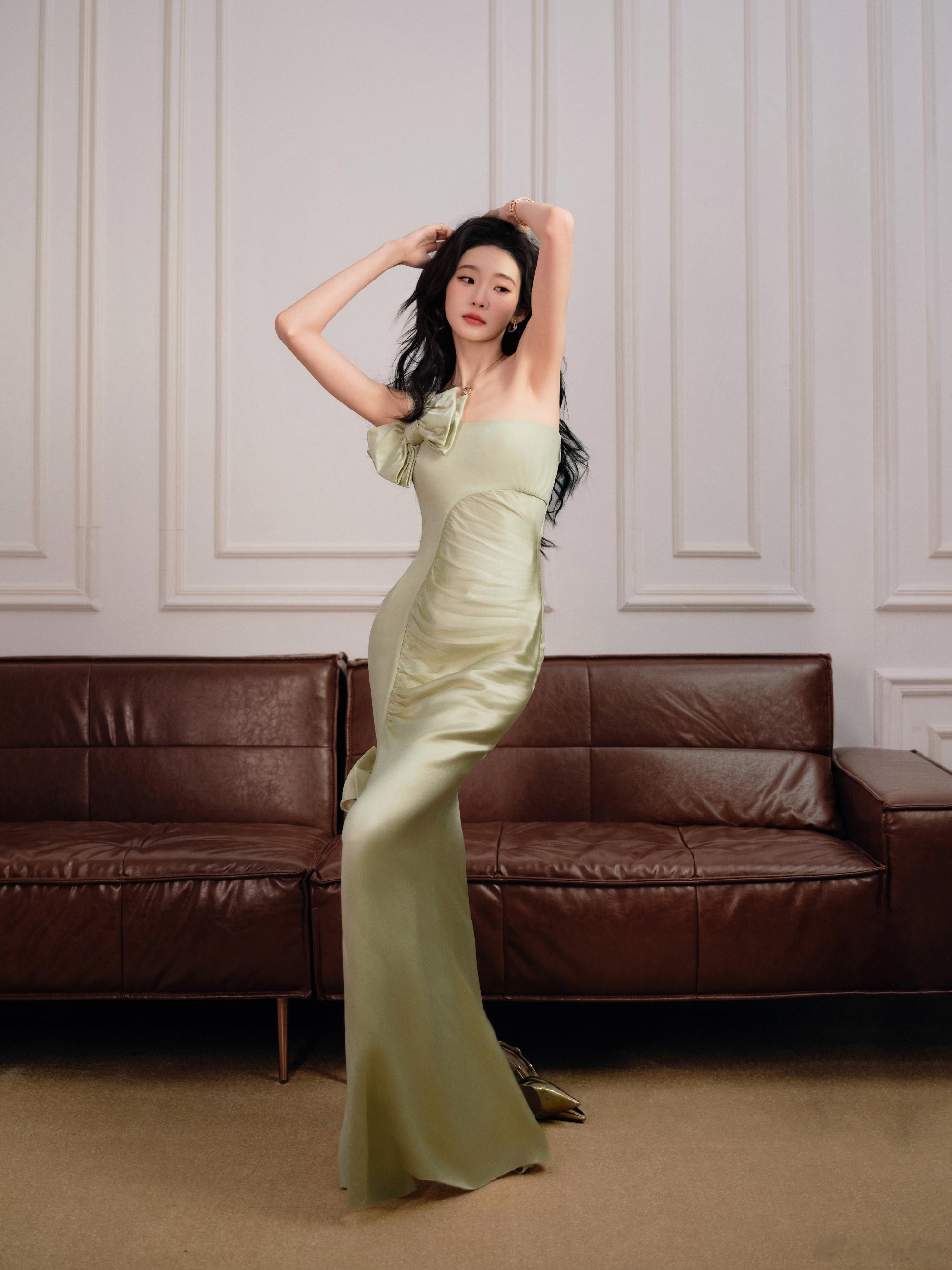 张艺凡浅绿抹胸连衣裙，春天的味道