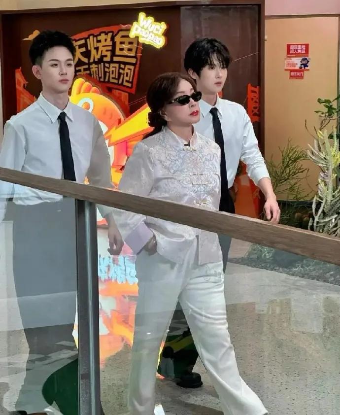76岁刘晓庆现身重庆！穿新中式上衣搭气场全开，女王范十足