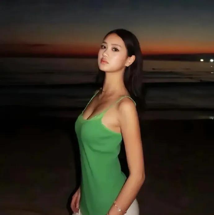 钟丽缇小女儿晒照，她还有腹肌，这身材也太好了吧！