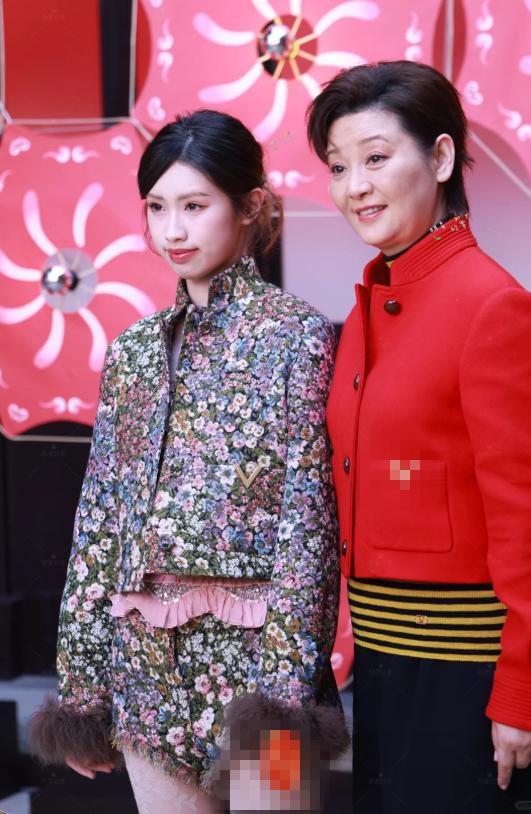 徐帆一家三口拍新春全家福!20岁女儿新造型超美似王楚然,好温馨