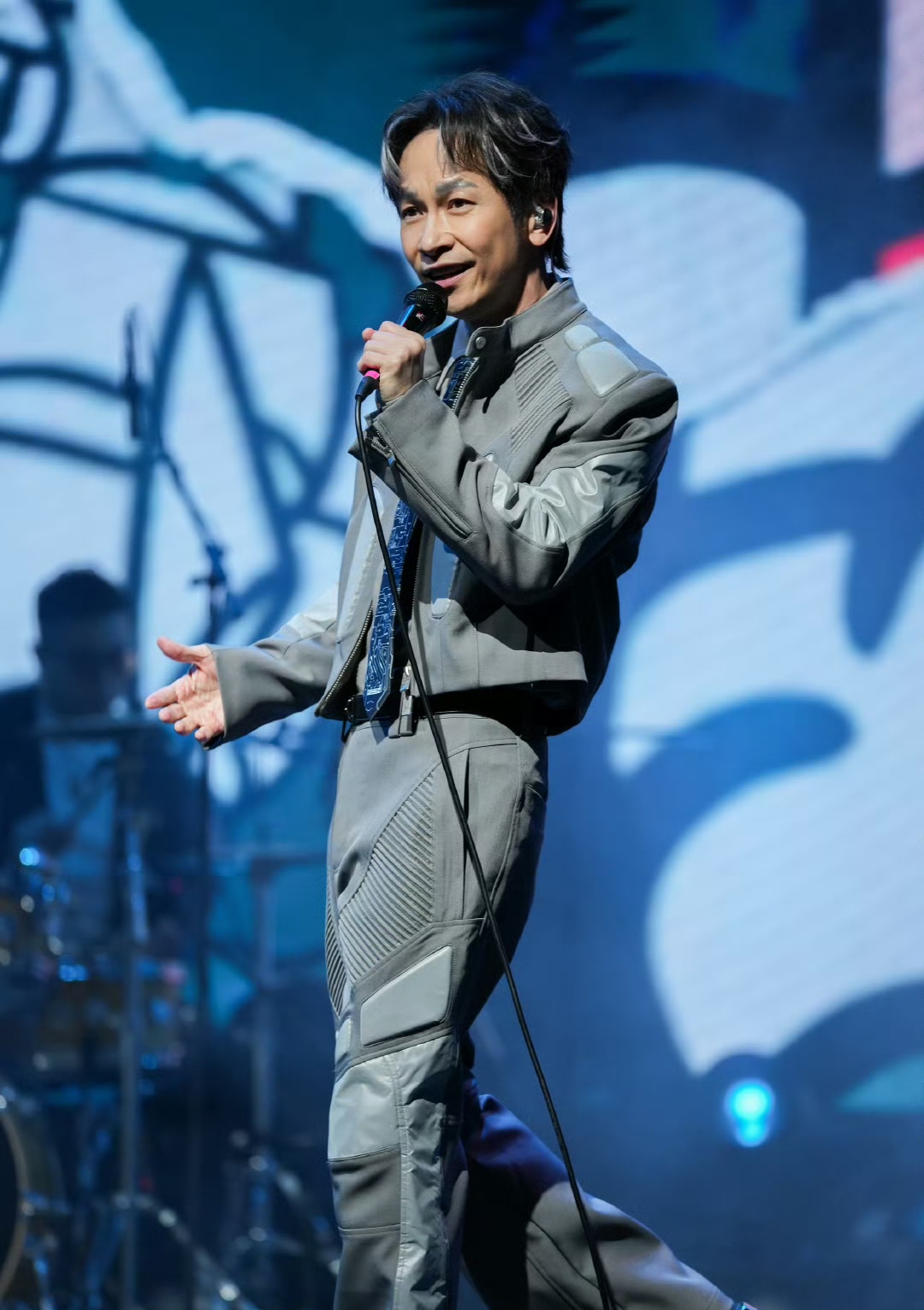 他是梁静茹的表哥，也是一个歌手，52岁依旧未婚