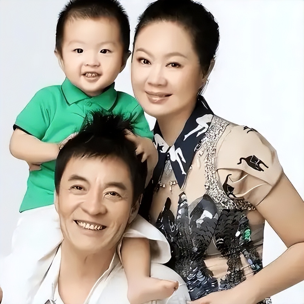 她19岁爱上“老渣男”，同居7年被抛弃，如今46岁脸肿发福认不出