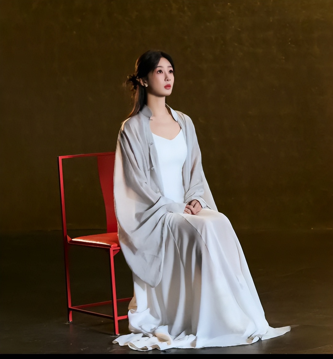 杨紫露肩衣裙出镜,白色内搭,又仙又欲!