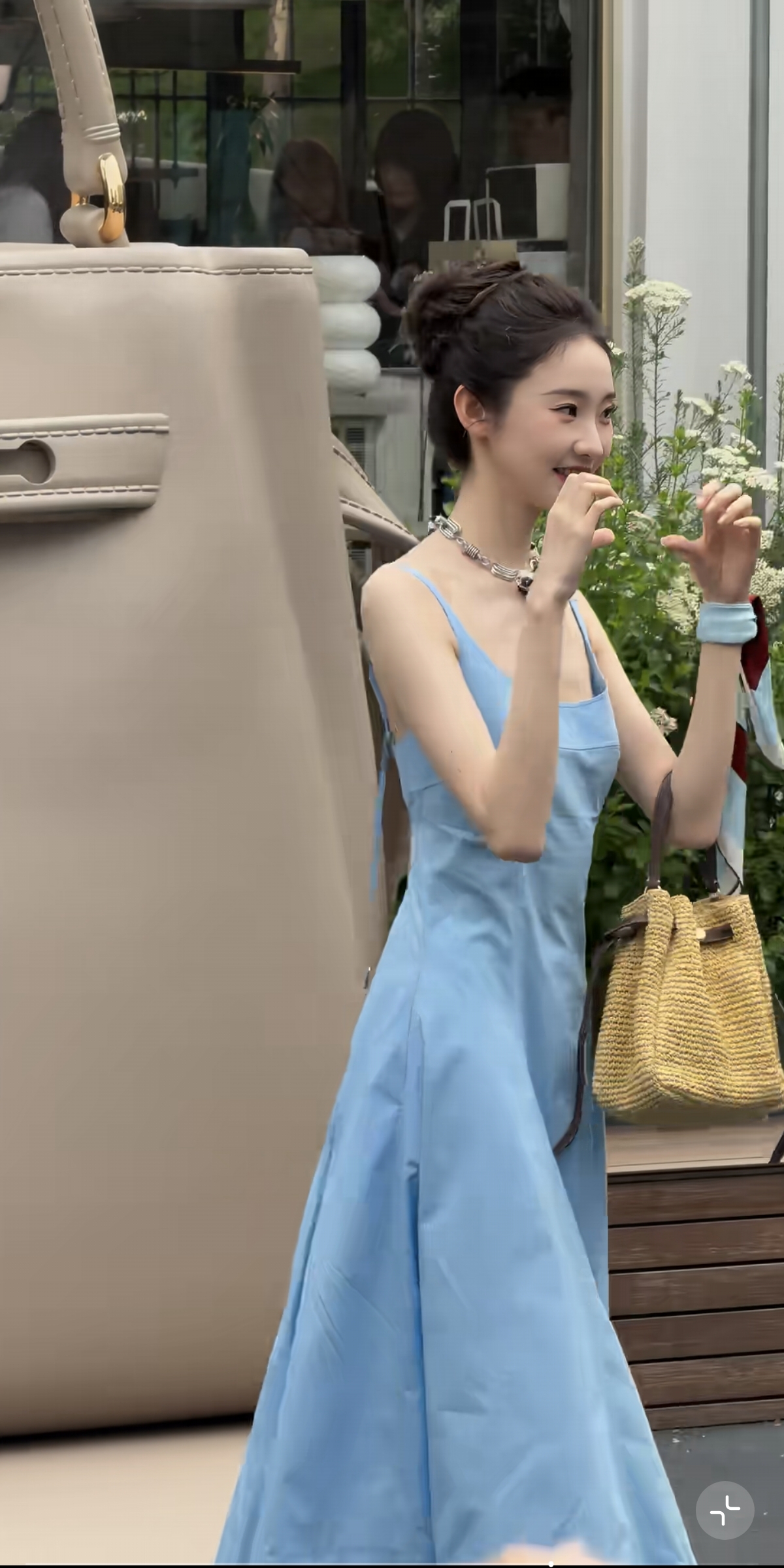 好白呀！张艺凡线下活动，一袭淡蓝色长裙好瘦，还可可爱爱的比心
