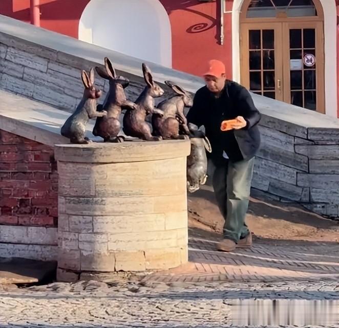 《妻旅2026》路透：男星都低头玩手机，女星聊八卦，唯她格格不入