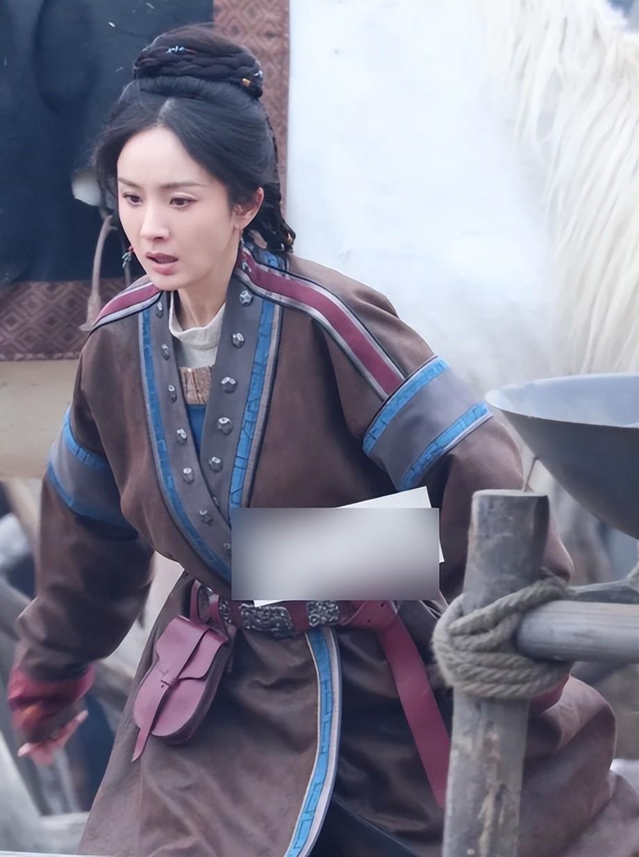 不会演少女就别乱演！杨幂路透脸肿沧桑嘴瘪背驼，没播就差评一片