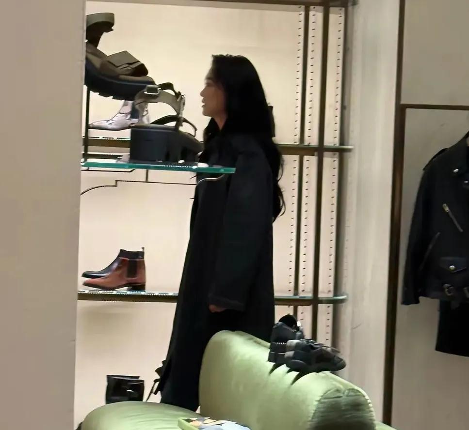 贾玲已经完全是另外一个人了，不再肥胖搞笑，而是高冷时尚!