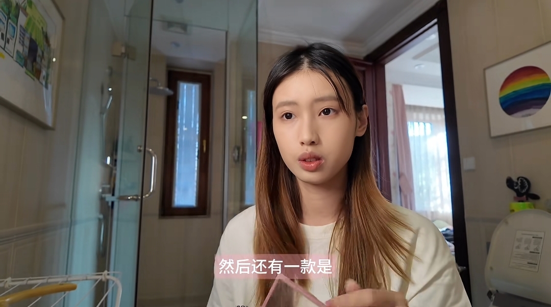 徐帆闺女晒北京别墅，家里装修偏旧但很大，冯小刚夫妻私下很宠她