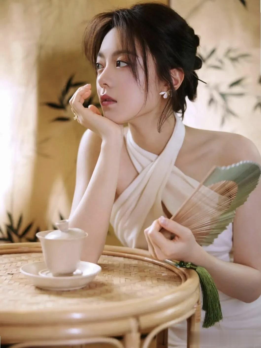 赵今麦的纯白中式造型，这扑面而来的清冷贵气感如何？