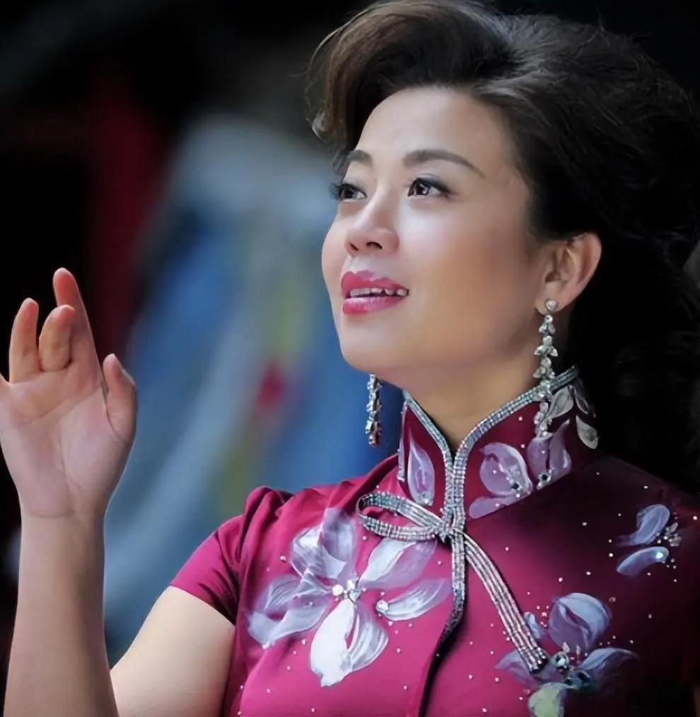 李谷一的“女儿”曝光，原来是我们熟悉的歌手，连续多年登上春晚