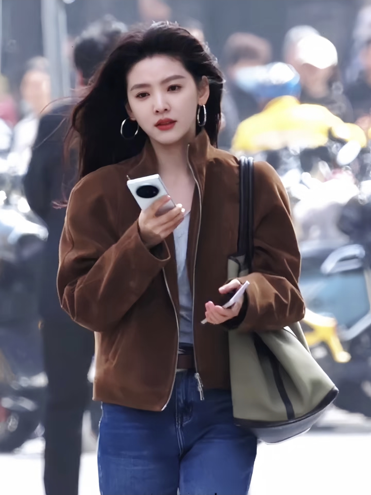 章若楠拍戏被偶遇,路人拍的视频太漂亮了吧,美的清新舒服自然!