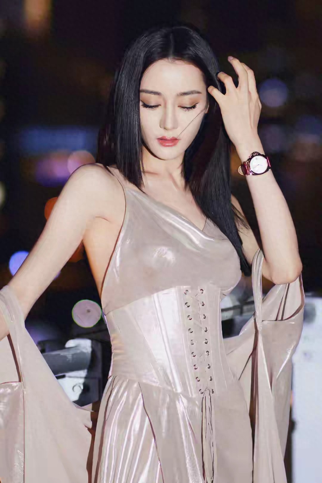 迪丽热巴｜街头夜色 长裙摇曳 魅魔再现