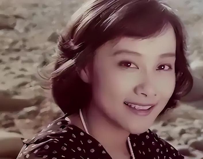 如今隐居上海的黄梅莹，和儿子彻底划清界限后，75岁越活越潇洒