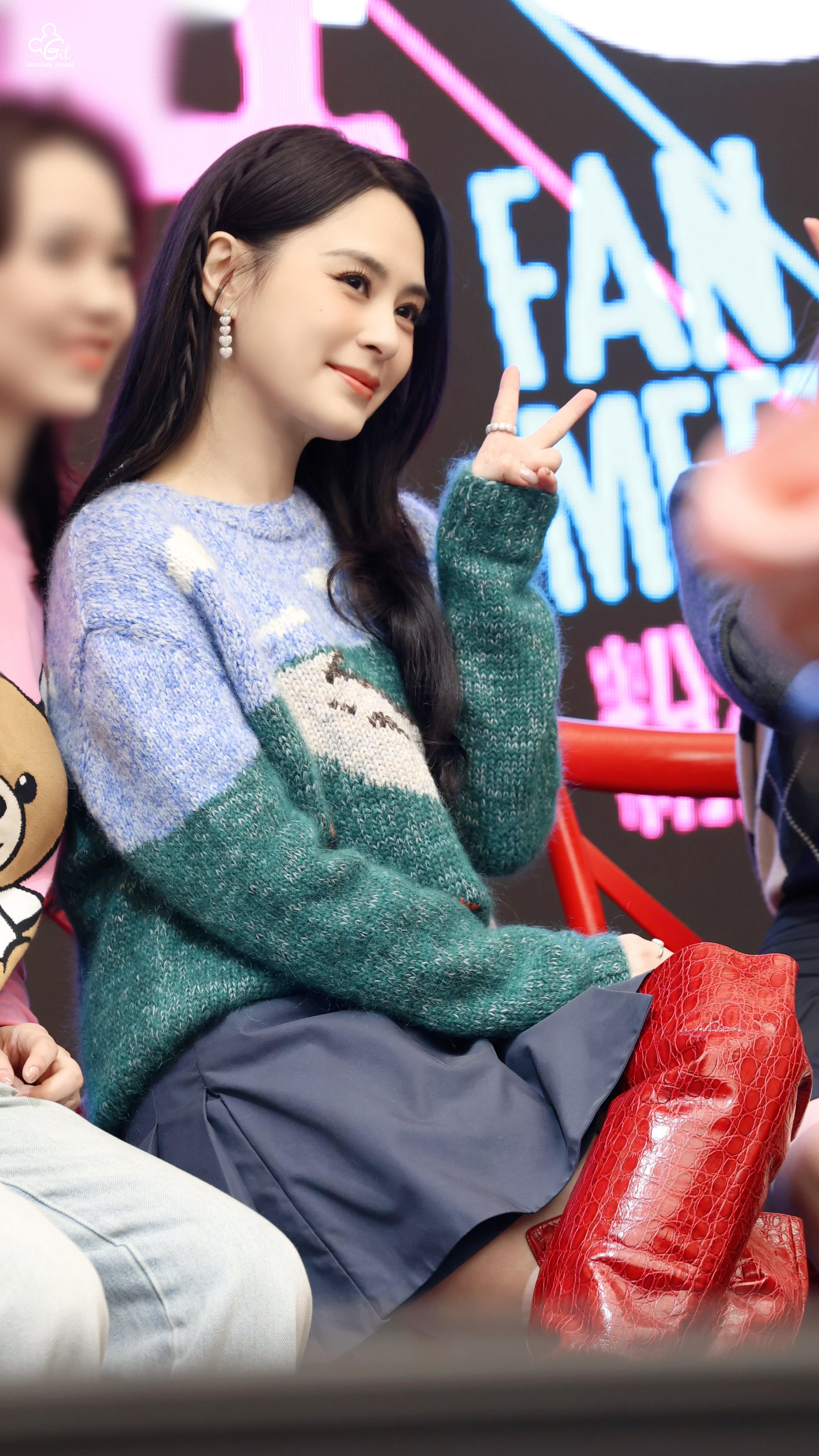 钟欣潼线下活动穿着红色长筒靴太美了