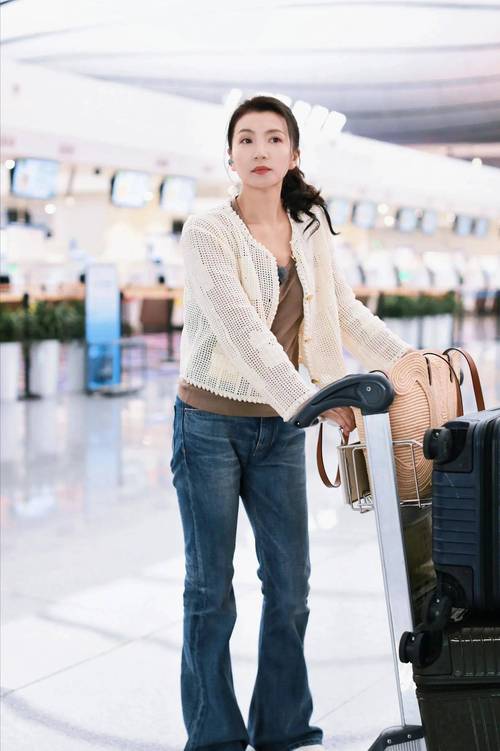 赴美留学后，他身价超百亿成投资大佬，现儿女双全，妻子家喻户晓