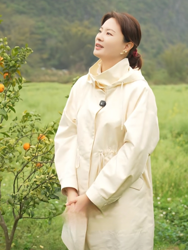 刘芳菲阳朔感慨古人寄情山水，米白风衣配低马尾温婉知性气质动人