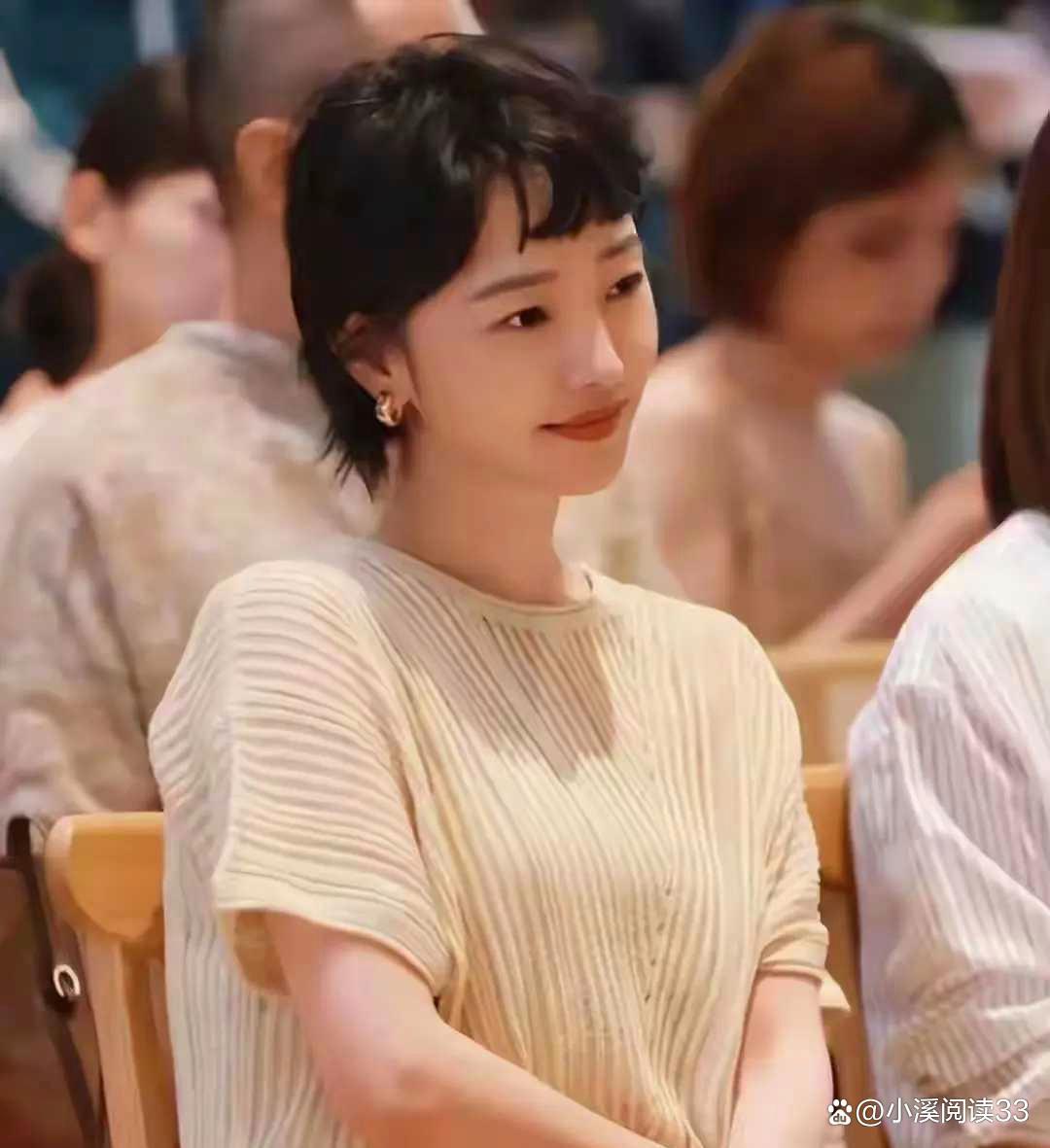 白百何短发造型焕然一新，米色针织裙雅致出众极亮眼