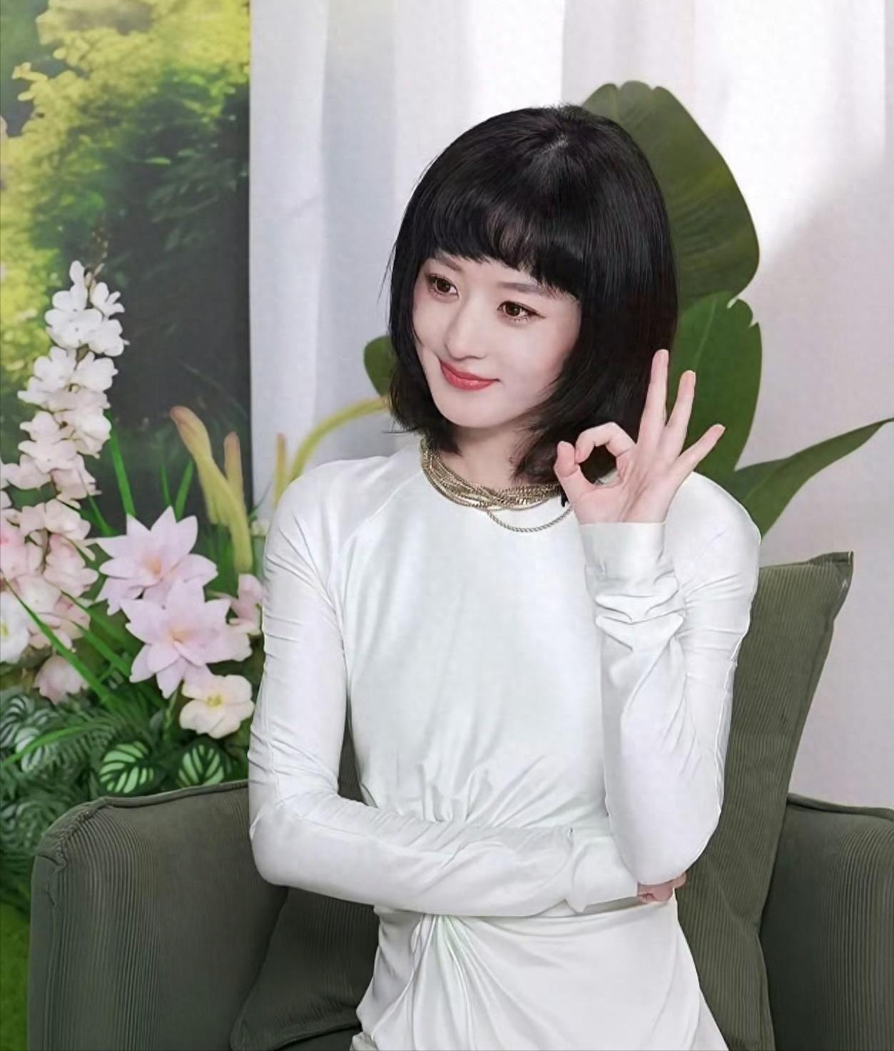 被短发的赵丽颖惊艳 不穿暴露礼服却艳压群芳 网友：林更新得避嫌了