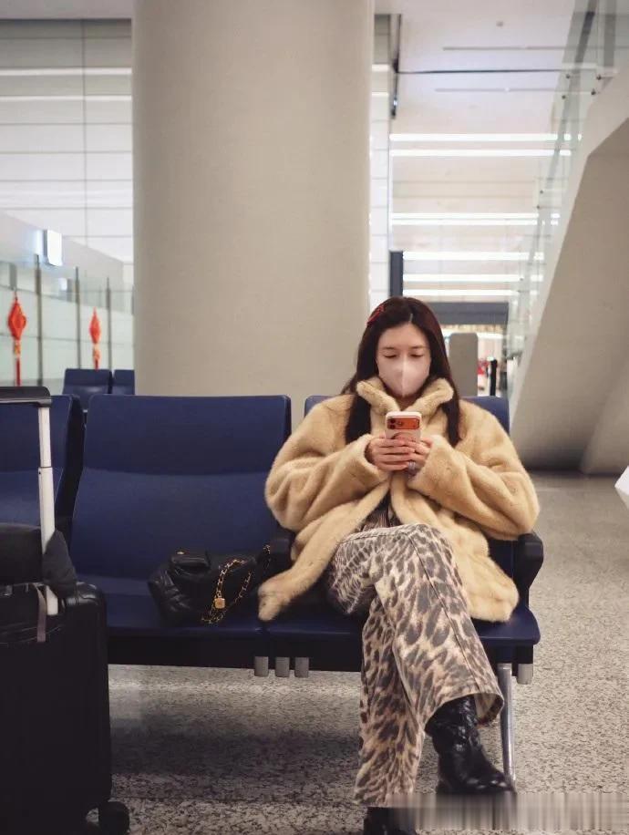 江疏影机场私服真时髦！穿毛绒外套+豹纹裤，洋气又高级！