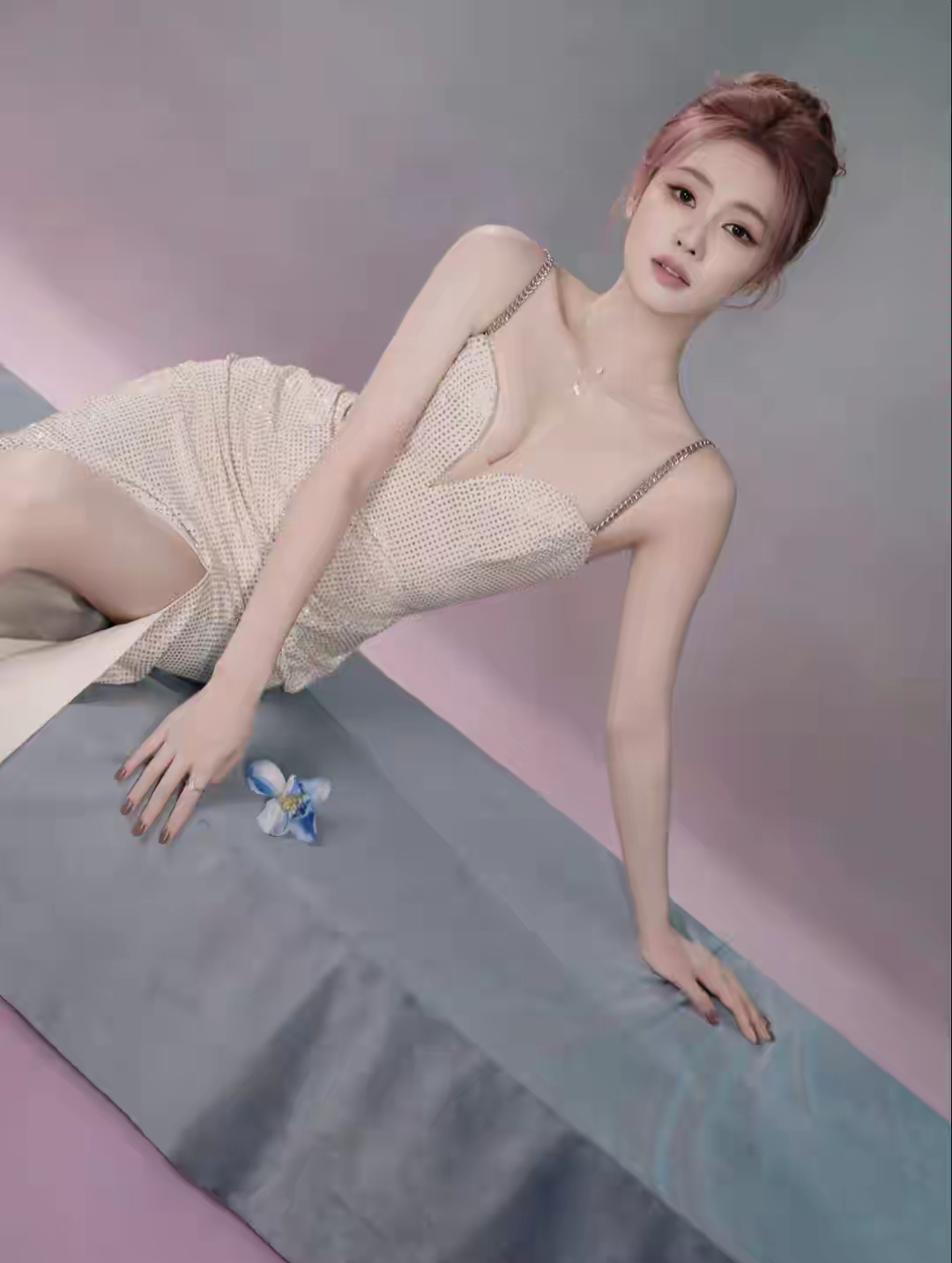 白鹿 裸色高开叉礼服写真