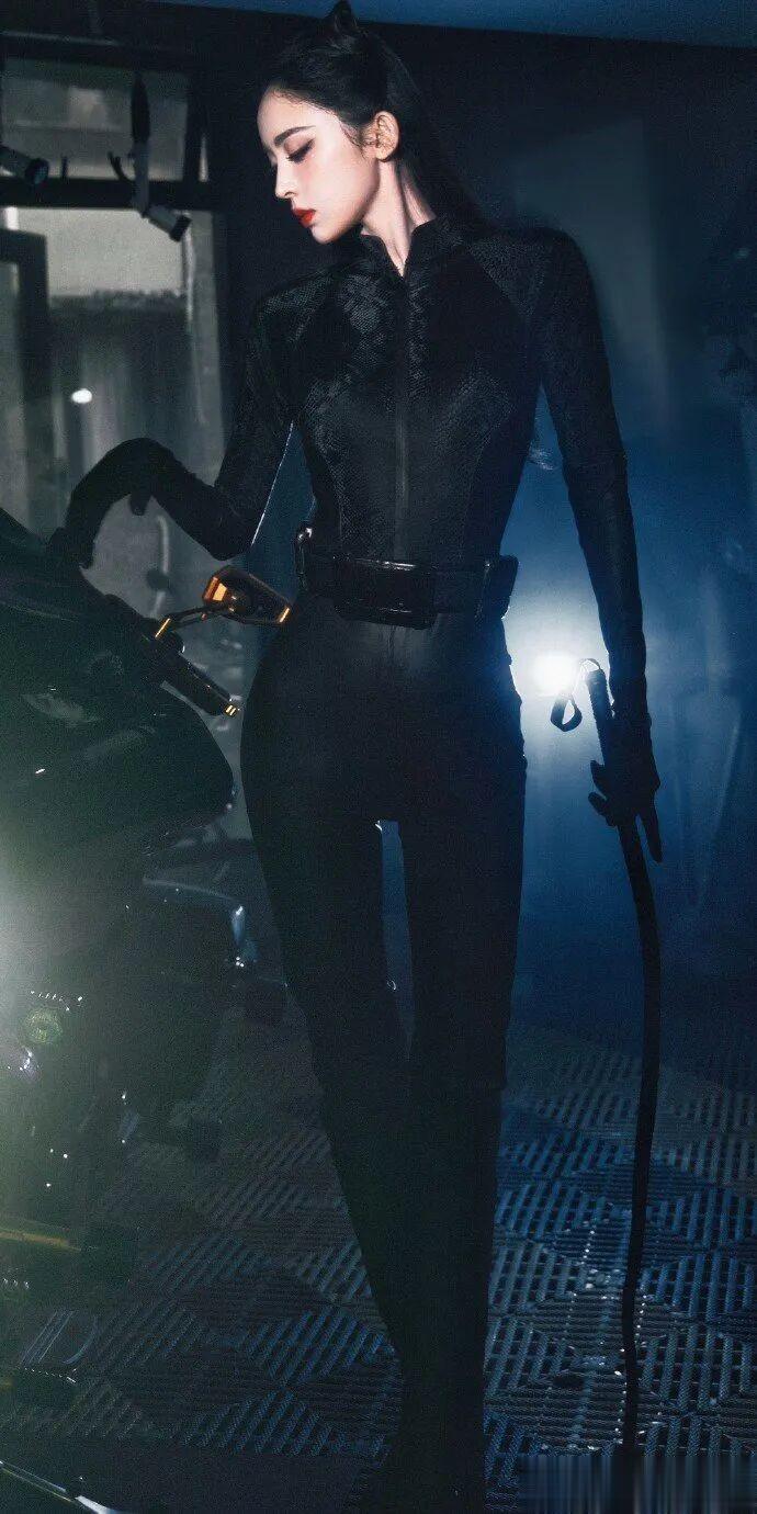 古力娜扎穿搭壁纸，酷感十足